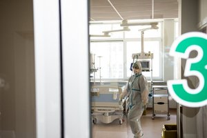 Lietuvoje – 32 nauji COVID-19 atvejai, mirė užsikrėtusi šimtametė, nustatytas naujas protrūkis