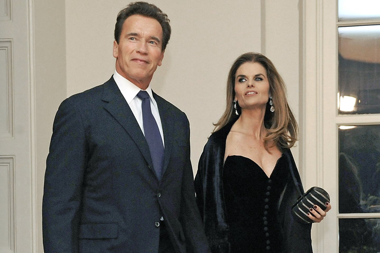 Kalbama, kad A.Schwarzeneggeris ir M.Shriver kartu aptarinėja, kokias dovanas išrinkti anūkei.<br>„Reuters“/“Scanpix“ nuotr.