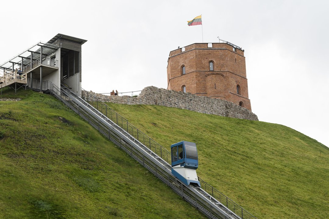2003 m. Vilniuje pradėjo veikti modernus keltuvas į Gedimino pilį. Juo vienu metu per minutę į 41 metro aukščio kalną gali pakilti 16 žmonių.<br>V.Skaraičio nuotr.