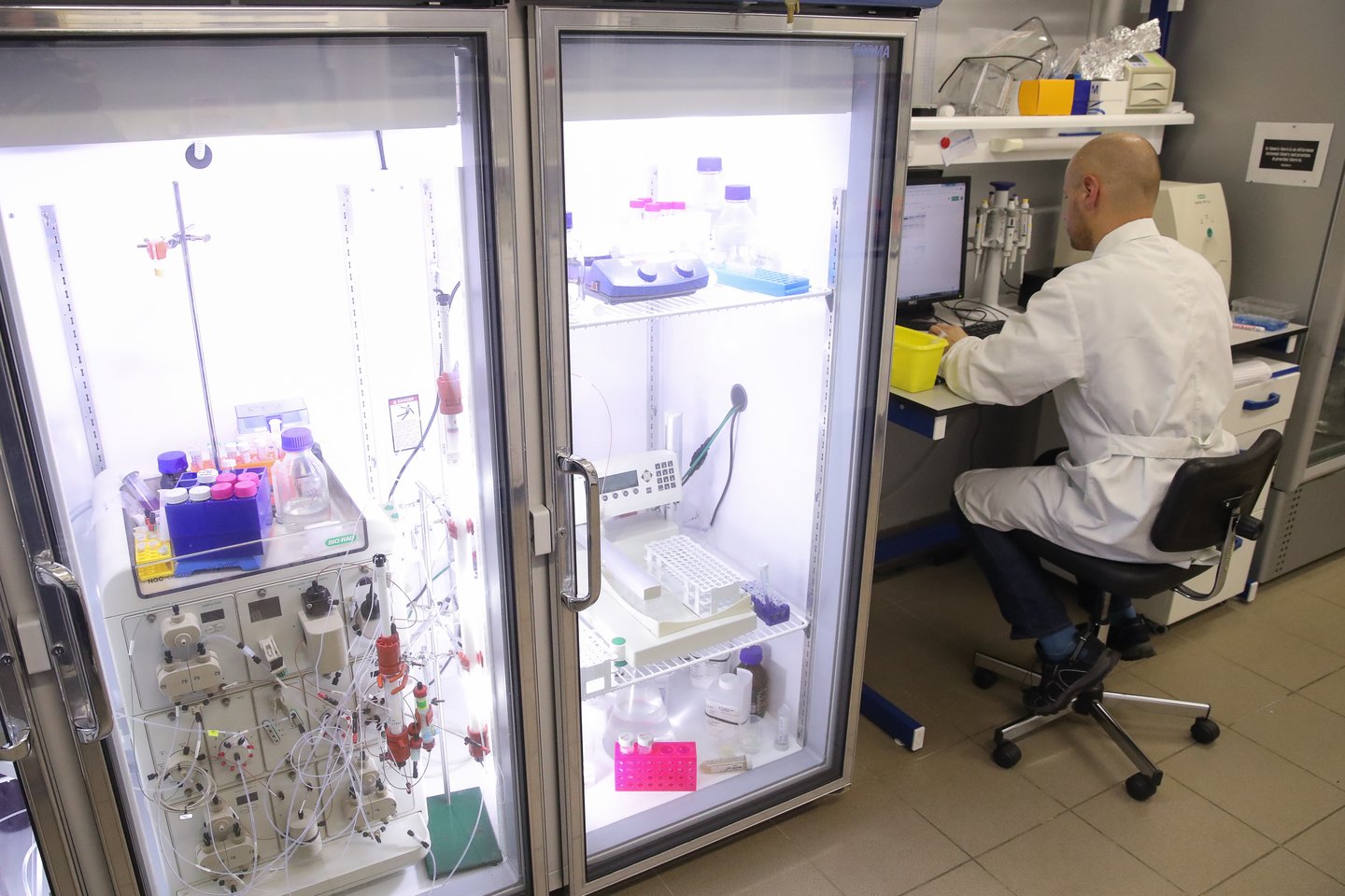  ​Lenkijos farmacijos koncernas „Biomed Lublin“ pranešė, jog už pusmečio į prekybą vaistinėse pateiks pirmą pasaulyje vaistą nuo koronaviruso. Tai bus į raumenį leidžiami vaistai, gaminami iš nuo koronaviruso pasveikusių žmonių kraujo plazmos.<br>TASS/Scanpix nuotr.