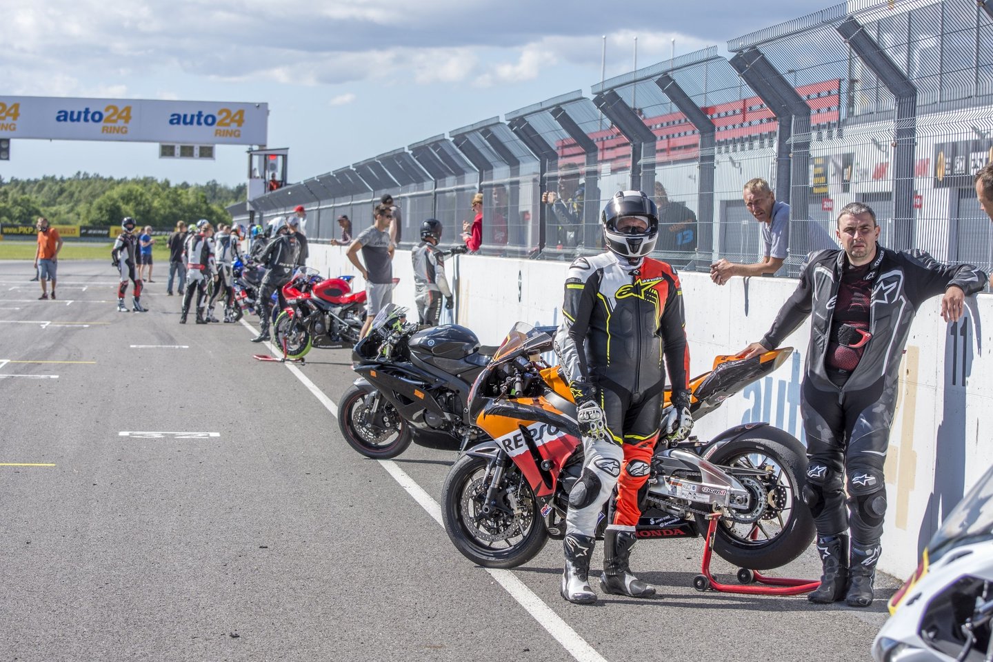 Vasaros sezoną motociklininkai palydėti galės pasitikrindami savo ištvermingumą lenktynių žiede.<br>Coffee Racers nuotr.