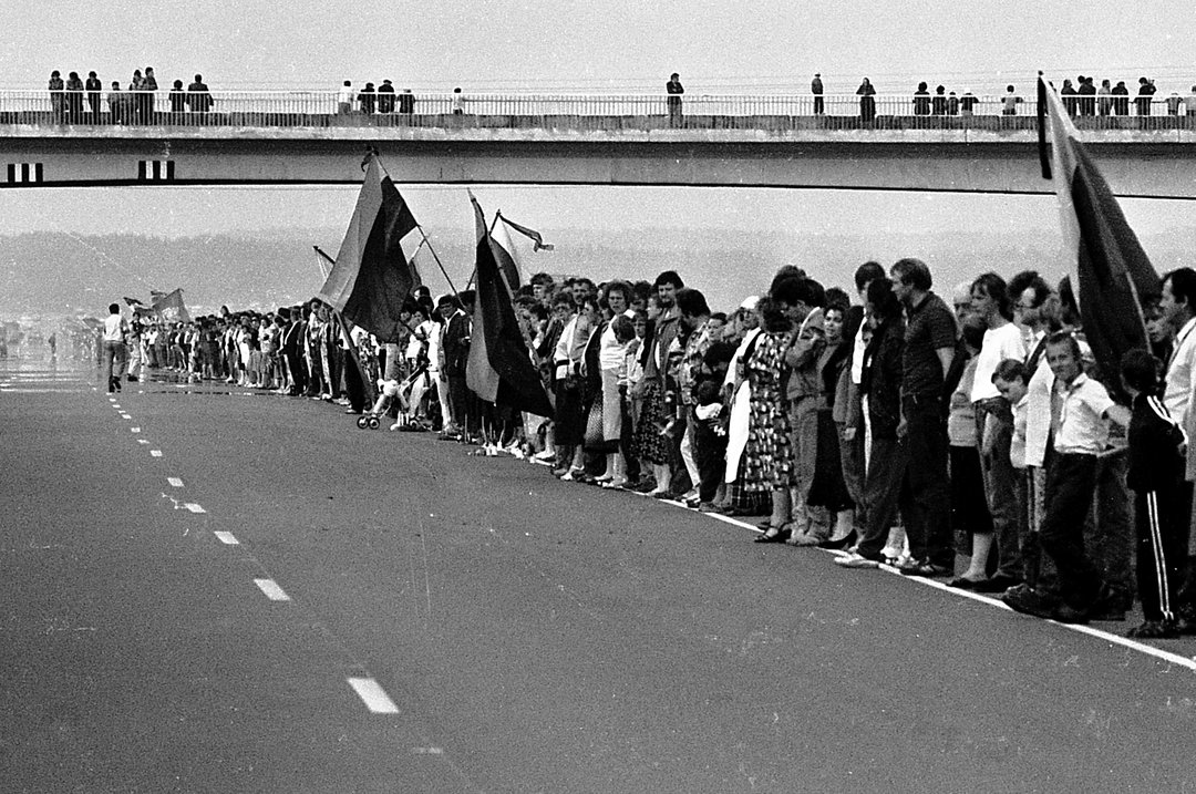 1989 m. Lietuvos Sąjūdis kartu su Estijos ir Latvijos liaudies frontais surengė akciją „Baltijos kelias“. Akcijos metu apie 2 milijonai Lietuvos, Latvijos ir Estijos gyventojų susikibę rankomis sudarė gyvą grandinę per Baltijos valstybes, taip simboliškai atskirdami jas nuo Sovietų Sąjungos ir išreikšdami norą būti laisvais.<br>V.Ščiavinsko nuotr.
