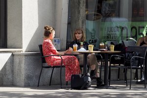 Rimtai nepažiūrėjo – lauko kavinėse dengti veidus kaukėmis vilniečiai neskuba