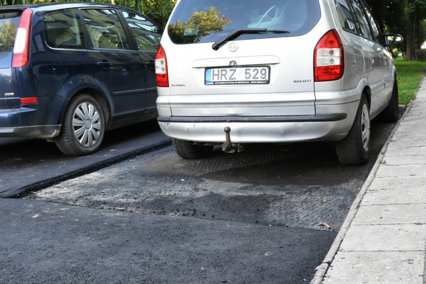 „Panevėžio gatvių“ darbininkai šioje aikštelėje turėjo išlieti naują asfaltą, tačiau trukdė vienas aikštelėje likęs automobilis.<br>R.Ančerevičiaus/Jp.lt nuotr.