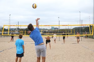 Tinklinio aikštelėms Vilnius skyrė per 300 tūkst., bet sportininkai grįžta kruvini: iškasa ir kumščio dydžio akmenų