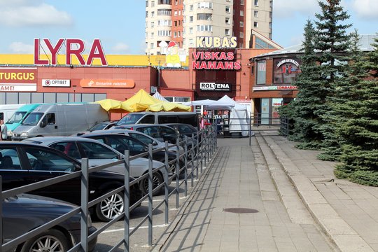 Savavališkai pastatytos tvoros „Šiaulių lyra“ griauti neskuba