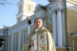 Pasklidus gandams, kad kunigystę meta dėl nėščios savo sekretorės, klebonas E. Troickis nutraukė tylą