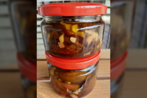 Česnakinės slyvos aliejuje – pagardas, be kurio neįsivaizduojamas kalėdinis kepsnys