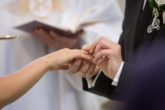 Aukos bažnyčiai jaunuosius privertė pasiskaičiuoti: kai kurių bažnyčių įkainiai siekia ir 250 eurų 