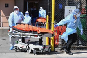 COVID-19 aukų skaičius pasaulyje viršijo 800 tūkst., užsikrėtusiųjų – 23 milijonus