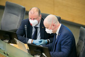 S. Skvernelis už nuopelnus užtikrinant visuomenės saugumą A. Verygai padovanojo ginklą