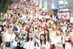 Tūkstantinė minia Minsko gatvėse, žmonės skanduoja: „Laisvės!“ ir „Tribunolas!“