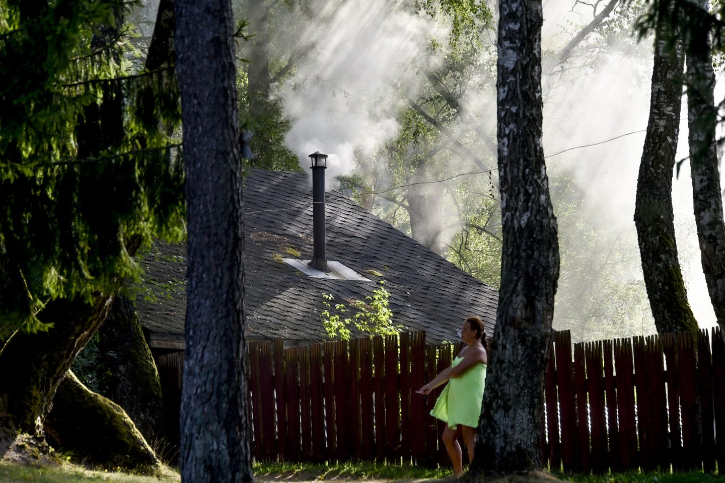 Sukaitę vilniečiai skubėjo atsigaivinti prie Žaliųjų ežerų.<br> V.Ščiavinsko nuotr.