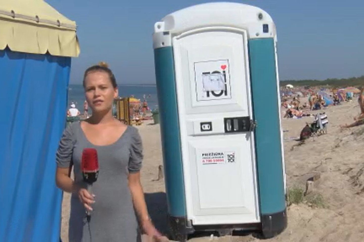 Poilsiautojai Šventojoje skundžiasi, kad 15 km besidriekiančiame paplūdimyje galima rasti vos vieną viešąjį tualetą, už kurį nereiktų mokėti.<br> Stop kadras