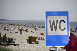 Poilsiautojai apstulbę – už tualetą paplūdimyje lupa 2 eurus: nesutinkantys mokėti eina į jūrą