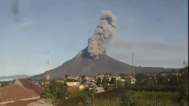 Indonezijoje išsiveržė ugnikalnis: šį menėsį jau ketvirtą kartą