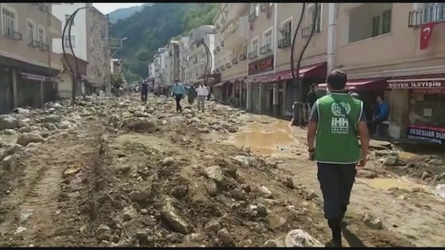 Šiurpinantys vaizdai iš Turkijos: potvynis nusinešė 5 žmonių gyvybes, 12 dingo be žinios