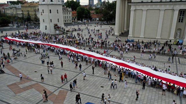 Gniaužia kvapą: Katedros aikštėje ištiesta rekordinio ilgio Baltarusijos vėliava