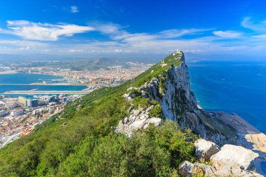 1704 m. Didžioji Britanija užėmė Ispanijai priklausantį Gibraltarą. Ispanija nesėkmingai bandė jį atgauti, klausimą dėl jo priklausomybės kėlė per 1919 m. Versalio taikos konferenciją ir vėliau. 1967 ir 2002 m. surengti neoficialūs plebiscitai, kuriuose beveik 99 proc. juose dalyvavusių Gibraltaro gyventojų balsavo už kolonijos statuso išsaugojimą, 1987 m. jie tapo visateisiais Didžiosios Britanijos piliečiais.<br>123rf nuotr.