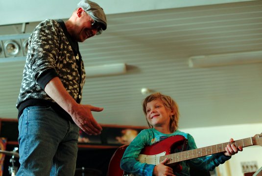 Garsiojo Ramūno Difarto sūnus nenusileidžia tėčiui – šešiametis stebina muzikiniais sugebėjimais