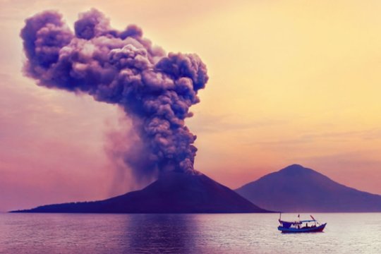 1883 m. Indonezijos vulkaninės kilmės saloje tarp Javos ir Sumatros išsiveržė Krakatau ugnikalnis.<br>123rf nuotr.