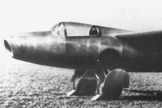 1939 m. į orą pirmą kartą pakilo Vokietijoje pagamintas pirmasis reaktyvinis lėktuvas. Jo projektavimo darbams vadovavo Ernstas Heinrichas Heinkelis, kurio vardu lėktuvas ir buvo pavadintas.<br>britannica.com