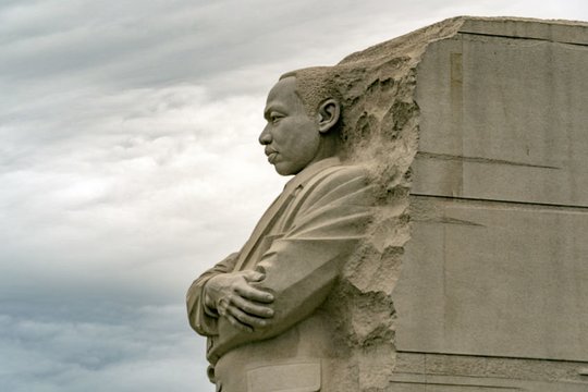 1963 m. baptistų dvasininkas, afroamerikiečių pilietinių teisių judėjimo lyderis Martinas Lutheris Kingas Vašingtone ant Linkolno memorialo laiptų daugiau nei 250 tūkst. žmonių miniai pasakė kalbą „Aš turiu svajonę“.<br>123rf nuotr.