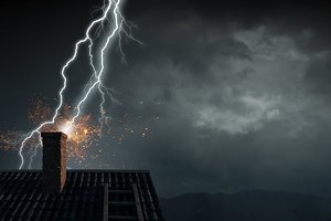 Vasara išeina su trenksmu: kaip žaibuojant nelikti be ryšio