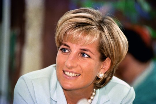 1997 m. per automobilio avariją Paryžiuje žuvo viena žymiausių XX a. pabaigos pasaulio moterų Velso princesė Diana (36 m.). Garsėjo elegancija, mokėjimu bendrauti, kurti savitą įvaizdį. Rūpinosi vaikais, ligoniais, priešpėstinių minų aukomis, siekė, kad šios minos būtų uždraustos.<br>Scanpix nuotr.