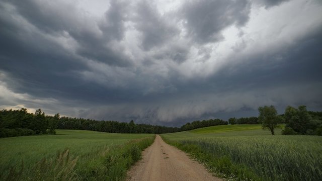 Sinoptikų prognozė: į Lietuvą slenka vėsesni ir drėgnesni orai