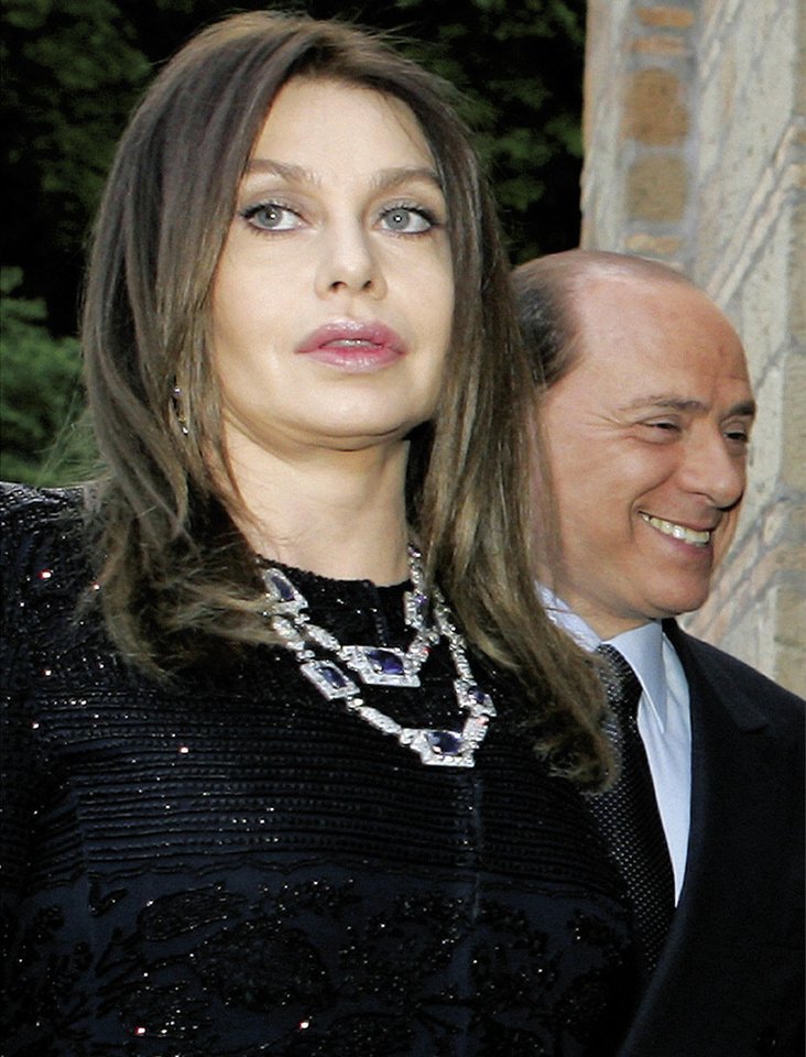 Silvio Berlusconi ir buvusi jo žmona Veronica Lario ilgai bylinėjosi dėl po skyrybų priteistų milijonų.<br>Scanpix nuotr.