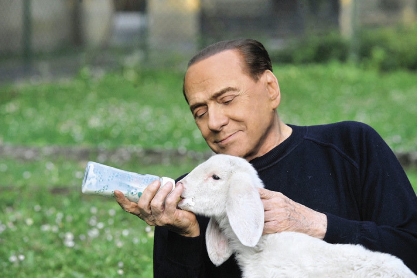 Charizmatiškasis Silvio Berlusconi mėgsta sakyti, kad gyvenime dėl nieko nesigaili.<br>Scanpix nuotr.
