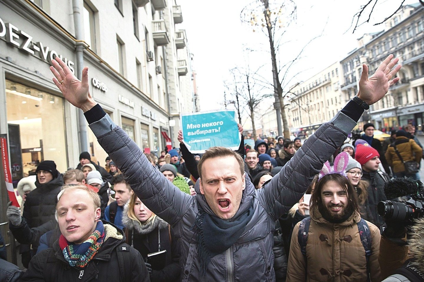 Rusijos opozicijos lyderiui A.Navalnui atlikti tyrimai rodo apsinuodijimą, paskelbė Berlyno „Charite“ ligoninė, į kurią gydyti A.Navalnas atskraidintas šeštadienį. <br>AP/„Scanpix“ nuotr.