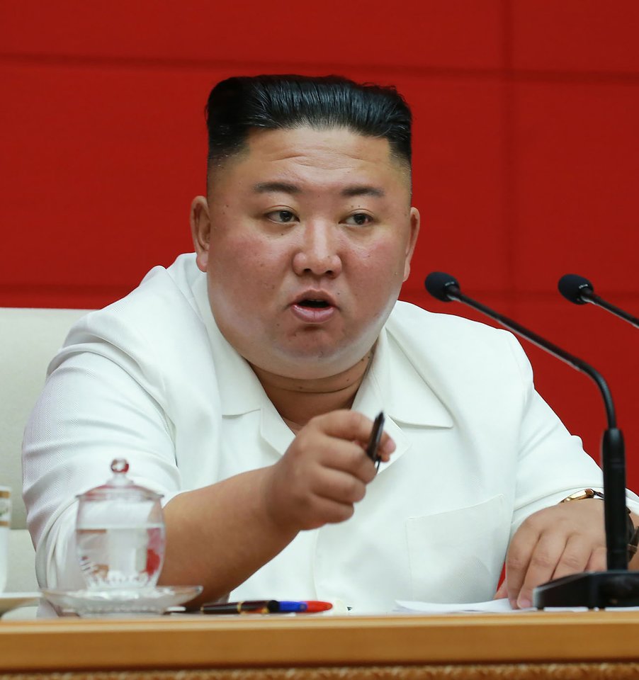Vis garsiau kalbama, kad Kim Jong Uno sveikata darosi vis blogesnė.<br>AFP/Scanpix nuotr.