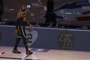 Pakeliui į triuškinamą pergalę „Lakers“ pagerbė K. Bryantą ir rezultatu švieslentėje 24:8