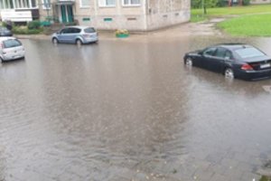 Stipri liūtis užpylė Klaipėdą: gatvės virto ežerais