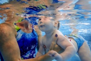 Populiarėjanti kūdikių mankšta vandenyje: naudinga tiek vaikui, tiek motinai