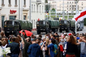Į Minsko centrą, kur vyksta mokytojų ir studentų protestai, vežama specialioji technika