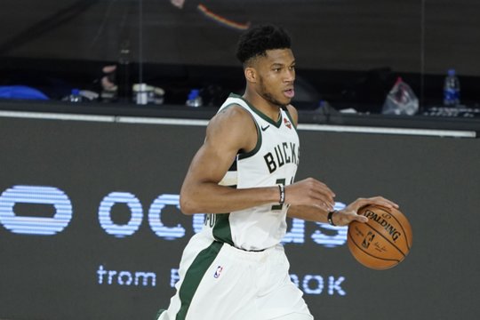 Laimėjo triuškinama persvara: G. Antetokounmpo – geriausiai besiginantis NBA žaidėjas