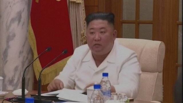 Pasaulyje pasklidus gandams, kad Šiaurės Korėjos lyderis komoje – šis pasirodė svarbiame posėdyje