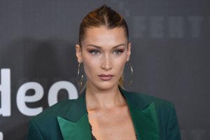 23-ejų Bella Hadid prisipažino, kad 8 metus kovoja su klastinga liga, kuri paveikė smegenis