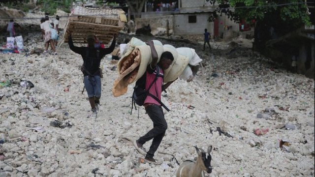Pragaras Haityje: po audros moteris dingo be žinios, jos kūdikis rastas negyvas automobilyje