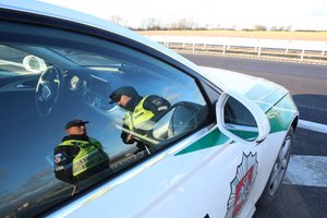 Raseiniuose sulaikomas vyras kovėsi iki paskutiniųjų: spardėsi net policijos automobilyje