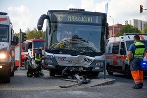 Apžvelgė dažniausias situacijas, kada susiduria viešasis transportas ir lengvieji automobiliai