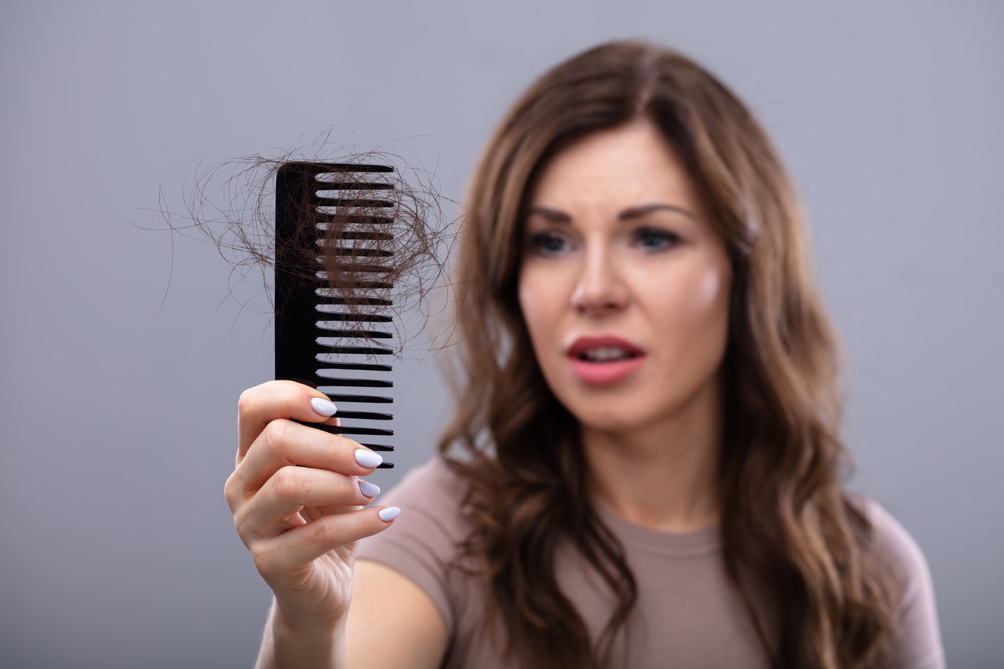 Gydytojos teigimu, dėl gausaus plaukų slinkimo ar plikimo išgyvena visi – tai rimta psichosocialinė problema.<br> 123rf.com asociatyvi nuotr.