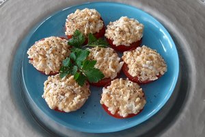 Pomidorai po patalais: lengvai paruošiamas užkandis nuo stalo dingsta tarsi vėjas