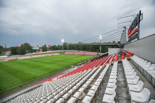 Tuščios Marijampolės stadiono tribūnos – UEFA atributas<br> G.Bitvinsko nuotr.