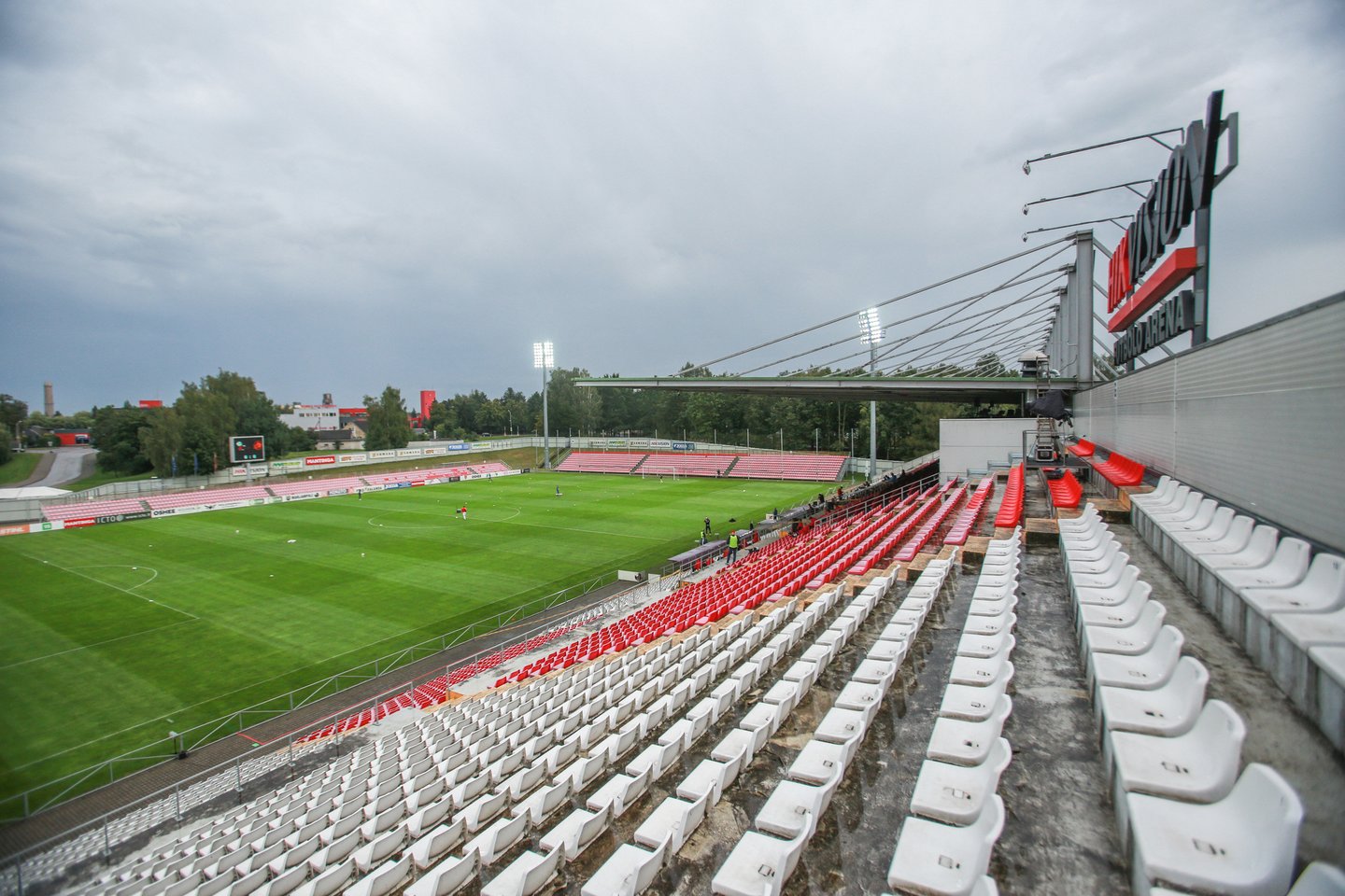 Tuščios Marijampolės stadiono tribūnos – UEFA atributas<br> G.Bitvinsko nuotr.