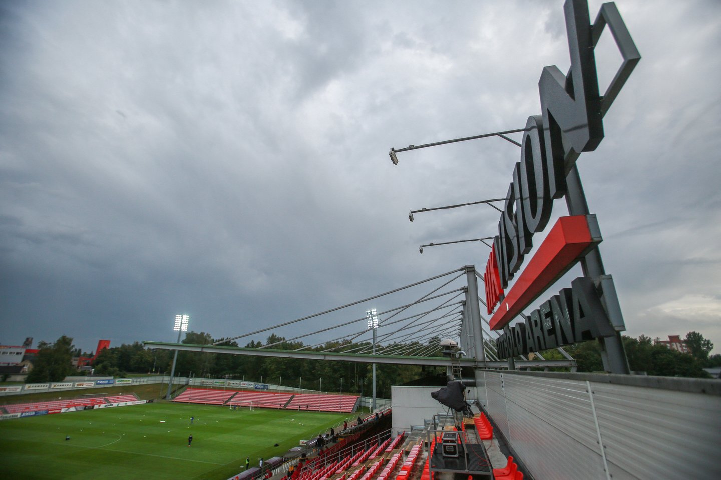 Tuščios Marijampolės stadiono tribūnos – UEFA atributas<br> G.Bitvinsko nuotr.
