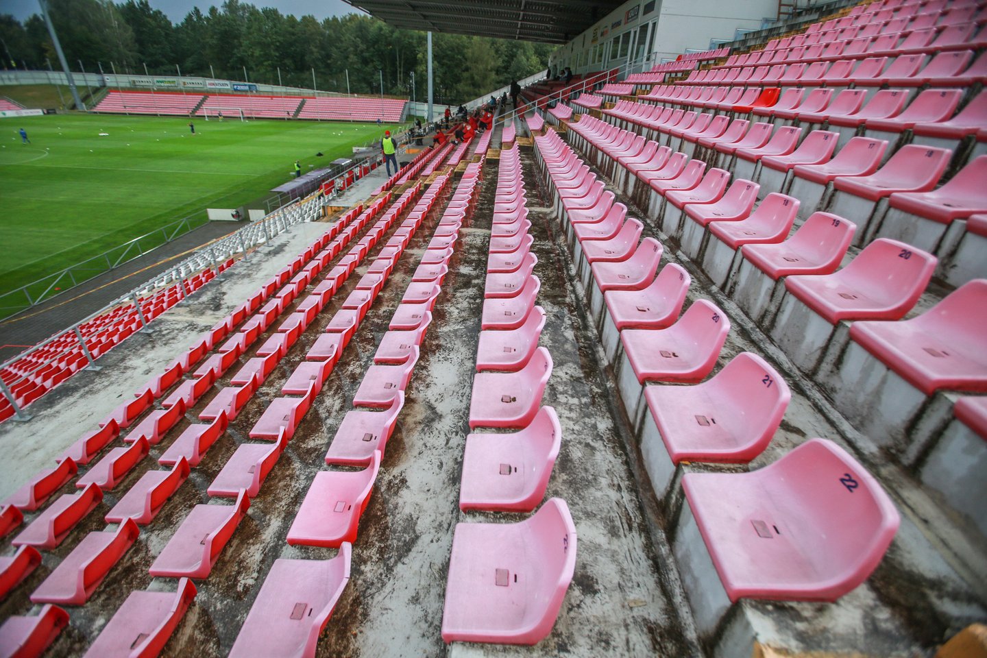 Tuščios Marijampolės stadiono tribūnos – UEFA atributas<br> G.Bitvinsko nuotr.